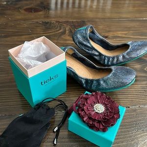 Absolutely GORGEOUS pair of size 11 Moonstruck Tieks. They run small so size up